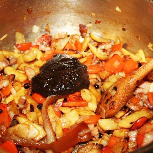 Králik v čiernej omáčke, zemiakové knedlíčky a perník na strúhanie